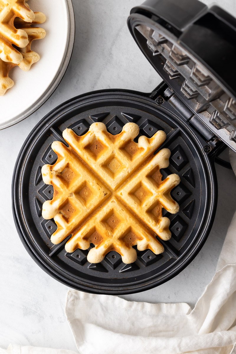 Waffle finito nel wafflemaker, visto dall'alto