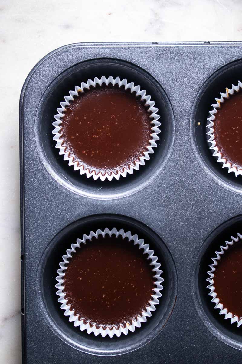 Bombe grasse con sopra lo strato di ganache al cioccolato, già raffreddate 