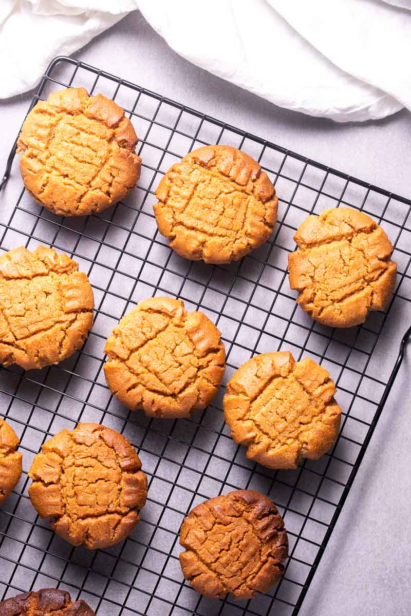 Biscotti al forno che si raffreddano su una griglia di raffreddamento