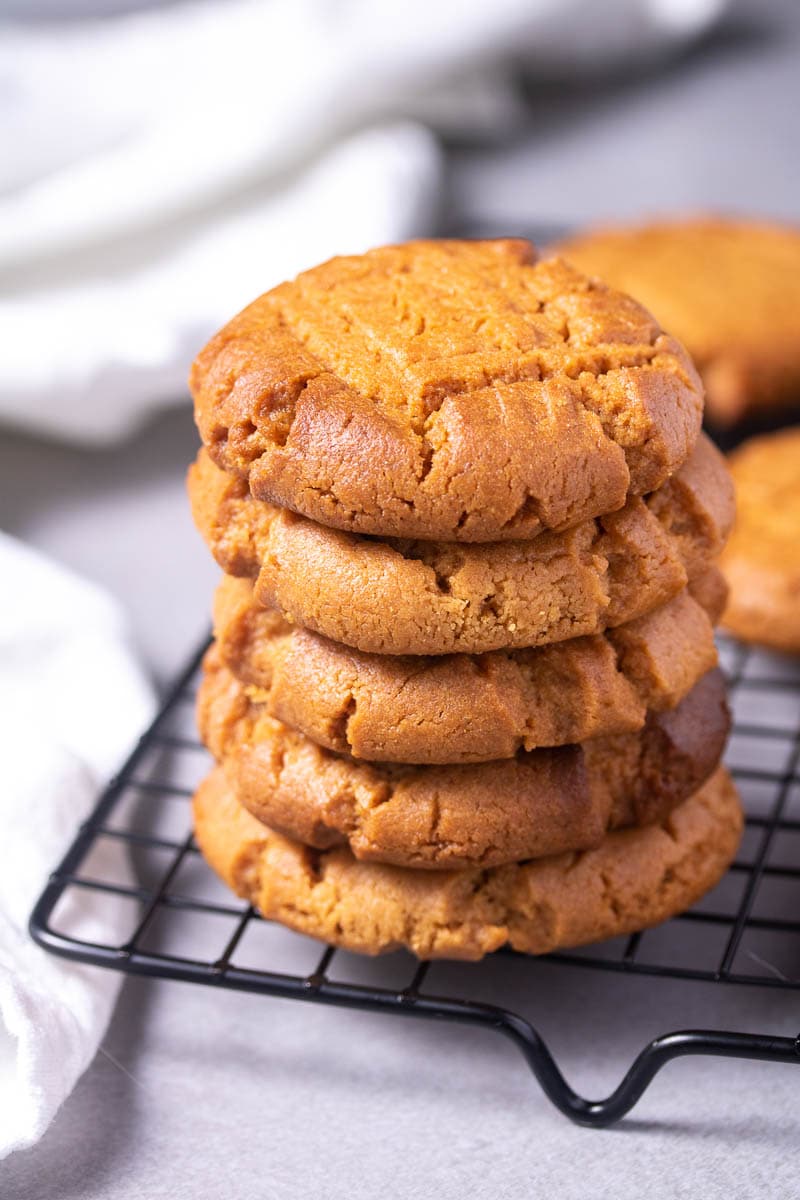 Pila di biscotti su un vassoio di raffreddamento