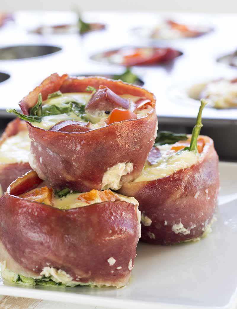 Tre muffin all'uovo sani con pancetta di tacchino magra su un piatto