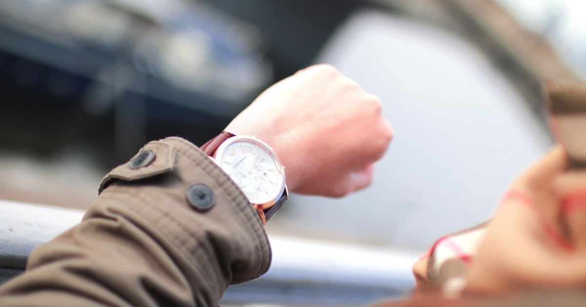 Uomo che guarda l'orologio per decidere quando assumere la metformina